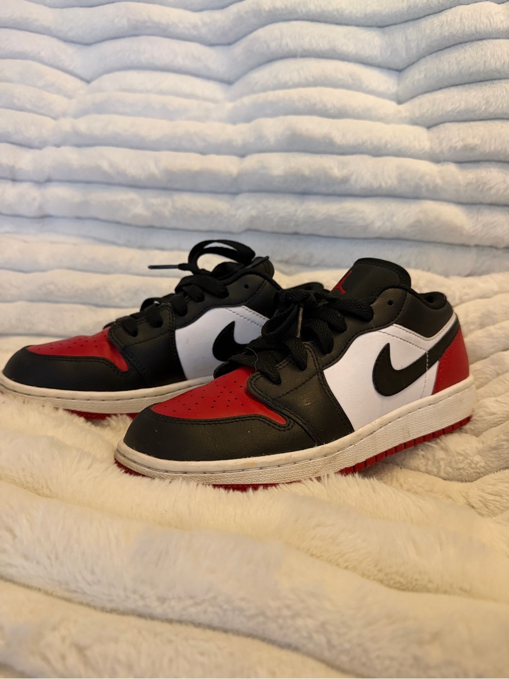 Nike Kids Low-Top Sneakers in Black White Red